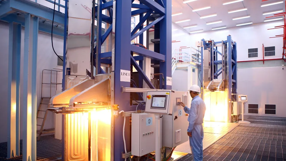 Hai tháp ở độ cao hơn 30m với 4 line, phôi thủy tinh được nung chảy ở nhiệt độ xấp xỉ 2.000°C để kéo sợi quang của nhà máy