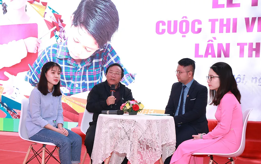 Nhà thơ Trần Đăng Khoa giao lưu với các em học sinh tại buổi lễ phát động. Ảnh VNP