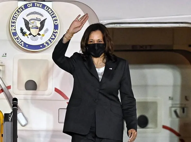 Phó Tổng thống Hoa Kỳ Kamala Harris đến Hà Nội, bắt đầu chuyến thăm Việt Nam