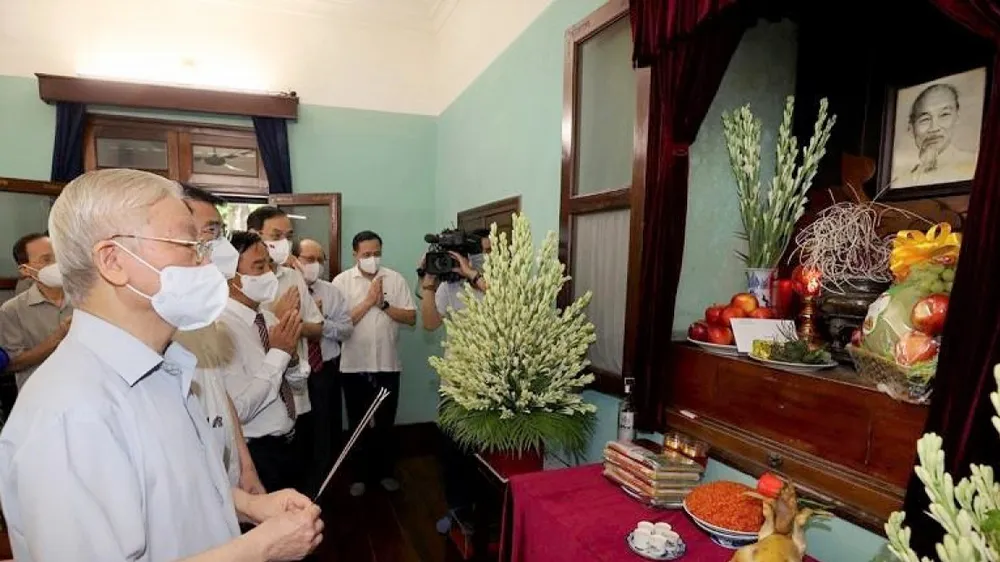 Tổng Bí thư Nguyễn Phú Trọng dâng hương, tưởng niệm Chủ tịch Hồ Chí Minh tại Nhà 67, sáng 2-9. Ảnh: TTXVN