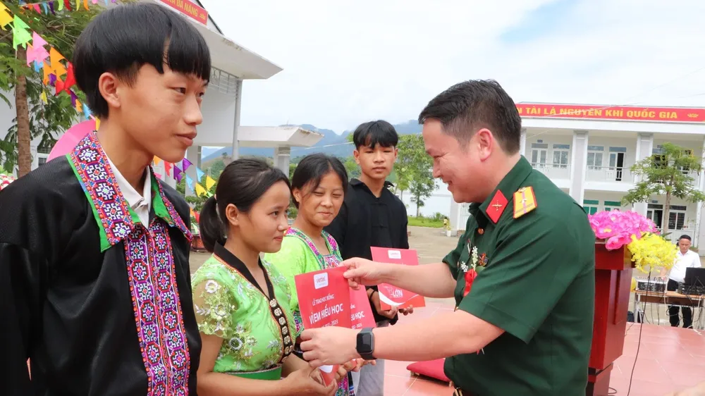 Trao hơn 40 tỷ đồng học bổng Vì em hiếu học