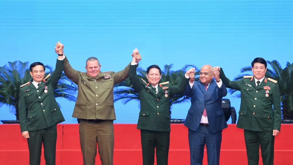 Trao Huân chương của Cộng hòa Cuba tặng các cá nhân Quân đội nhân dân Việt Nam