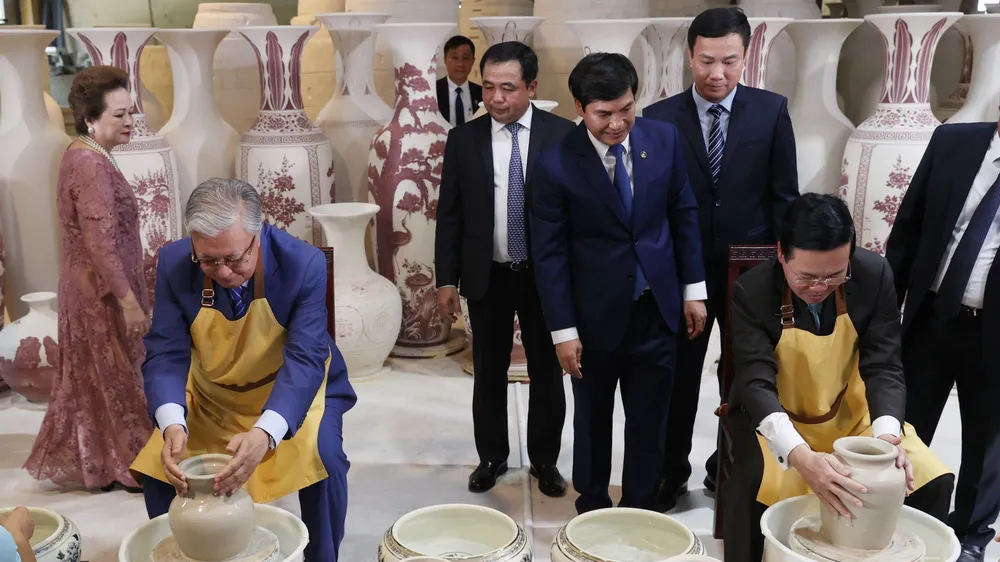 Chủ tịch nước Võ Văn Thưởng và Tổng thống Kazakhstan trải nghiệm làm gốm Chu Đậu