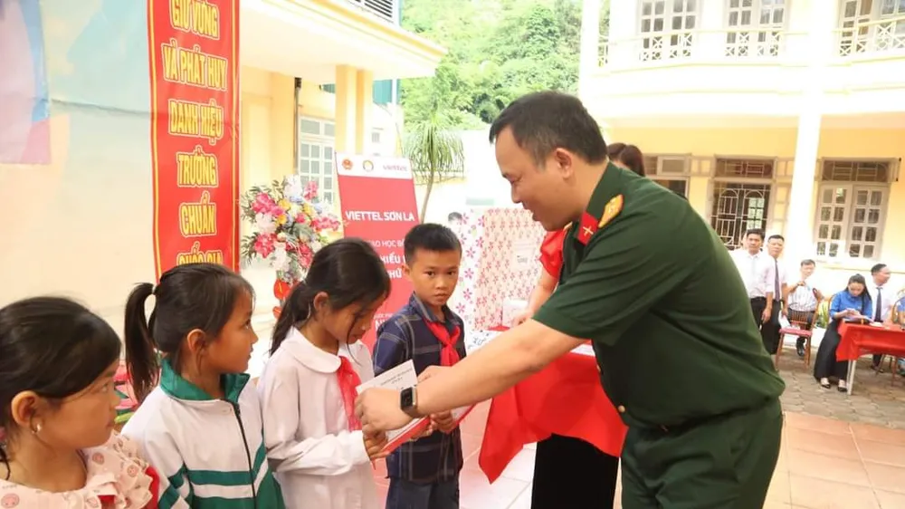Viettel hoàn thành chương trình học bổng “Vì em hiếu học” với hơn 290 tỷ đồng