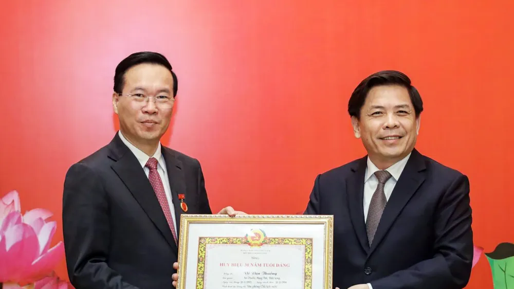 Chủ tịch nước Võ Văn Thưởng nhận Huy hiệu 30 năm tuổi Đảng