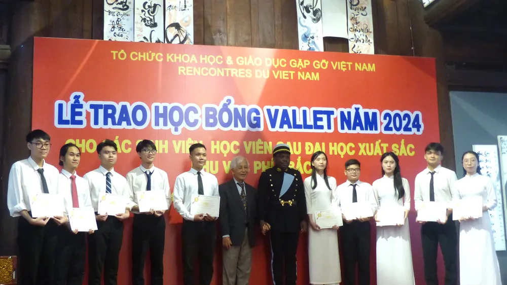 Trao 167 suất học bổng Vallet cho sinh viên và học viên sau đại học xuất sắc khu vực phía Bắc