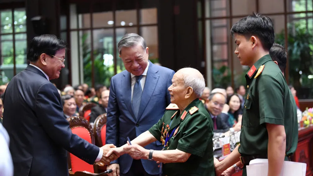 Tổng Bí thư, Chủ tịch nước Lào Thongloun Sisoulith gặp gỡ các cựu quân tình nguyện, chuyên gia Việt Nam