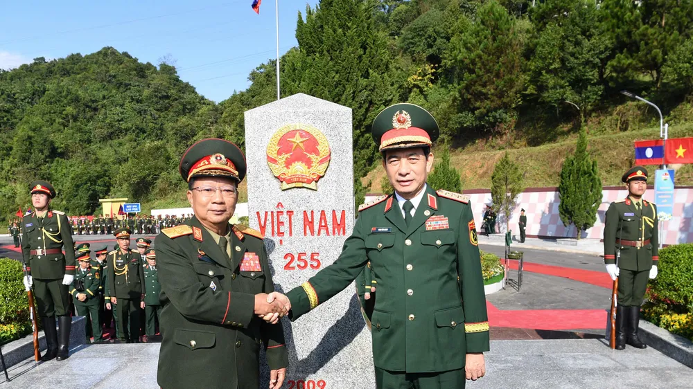 Hai Bộ trưởng Quốc phòng Việt Nam - Lào thực hiện nghi thức tô son cột mốc chủ quyền, trồng cây hữu nghị