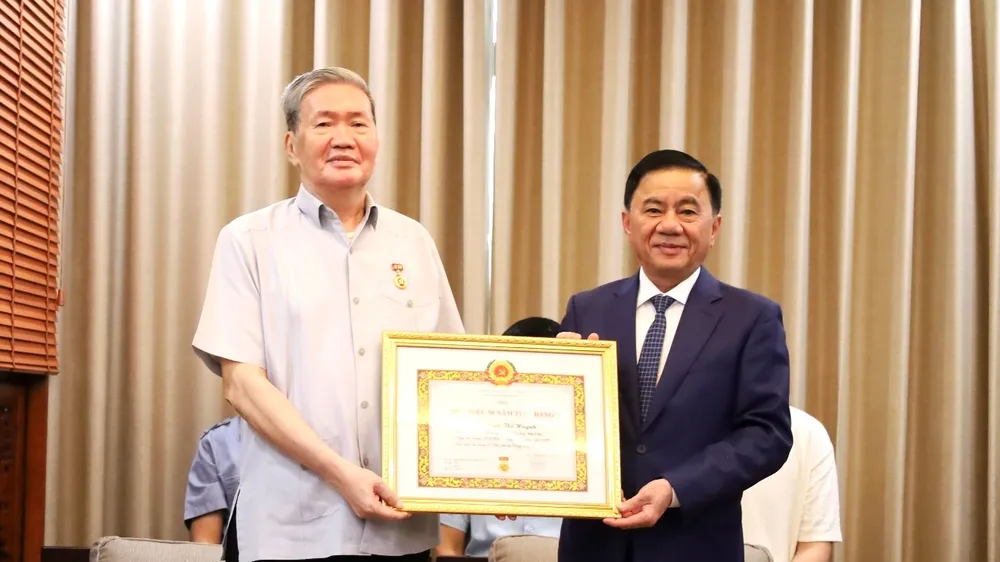 Nguyên Thường trực Ban Bí thư Đinh Thế Huynh nhận huy hiệu 50 năm tuổi Đảng