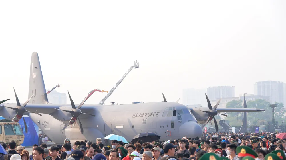 Quang cảnh triển lãm ở khu trưng bày ngoài trời chiều 21-12