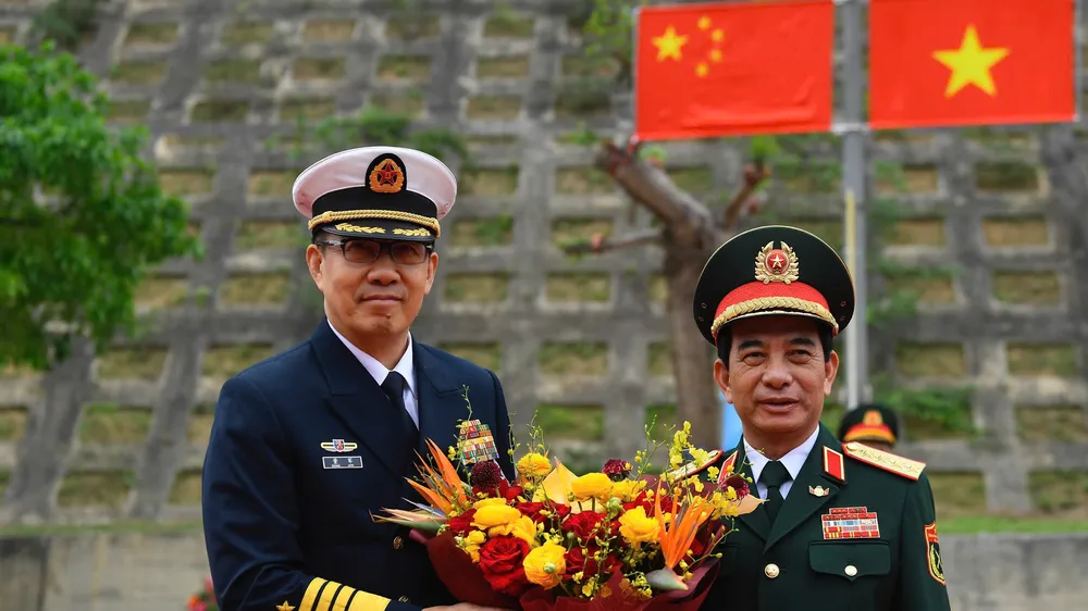 Đại tướng Phan Văn Giang, Bộ trưởng Bộ Quốc phòng Việt Nam và Thượng tướng Đổng Quân, Bộ trưởng Bộ Quốc phòng Trung Quốc 