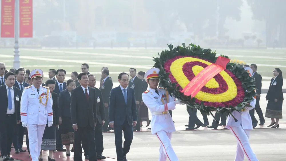 Tổng Bí thư, Chủ tịch nước Lào Thongloun Sisoulith vào Lăng viếng Chủ tịch Hồ Chí Minh