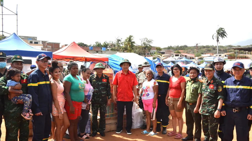 Đoàn cứu hộ, cứu nạn Việt Nam tặng quà người dân Venezuela