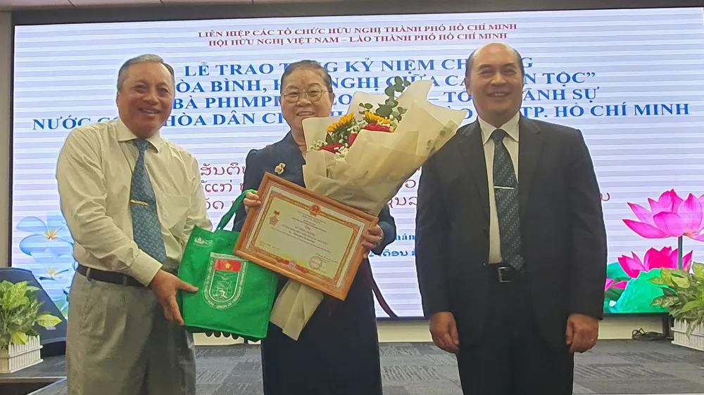 Trao Kỷ niệm chương “Vì hòa bình, hữu nghị giữa các dân tộc” tặng Tổng Lãnh sự Lào Phimpha Keomixay