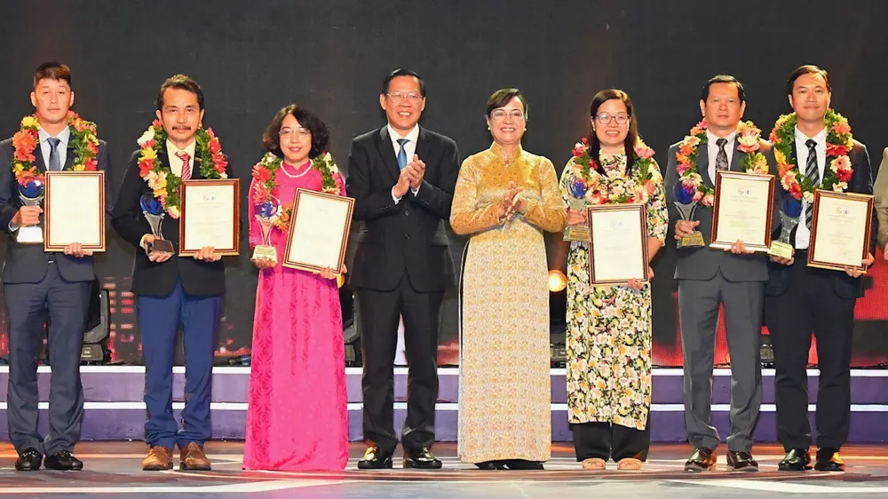 Chủ tịch UBND TPHCM Phan Văn Mãi và nguyên Chủ tịch HĐND TPHCM Nguyễn Thị Quyết Tâm trao Giải thưởng Sáng tạo lĩnh vực Quản lý nhà nước. Ảnh: VIỆT DŨNG