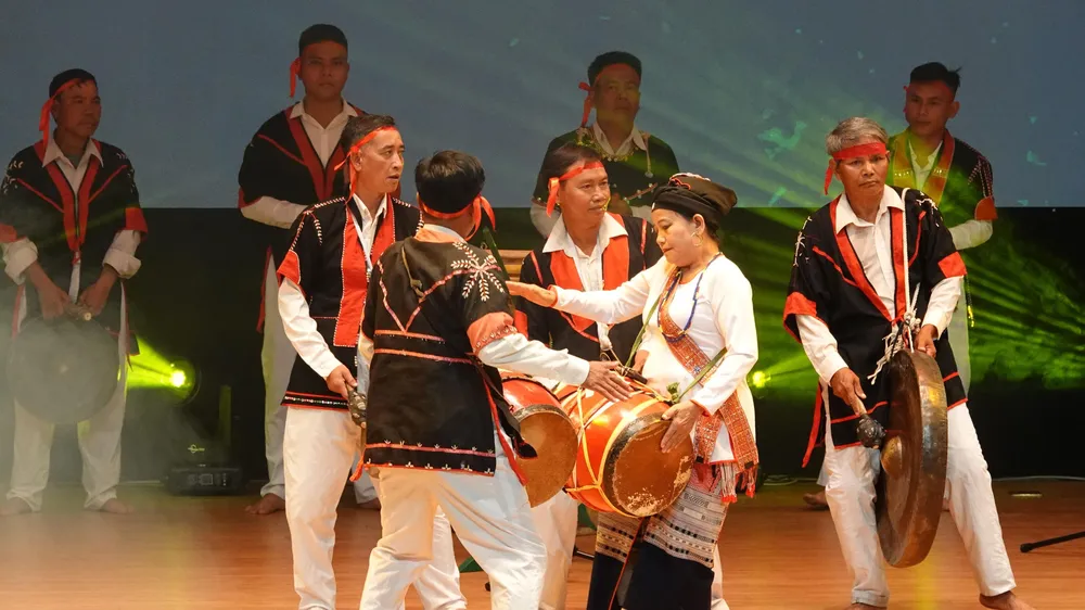 Nghệ nhân văn hóa dân tộc miền núi các tỉnh miền Trung trình diễn bản sắc văn hóa dân tộc mình 