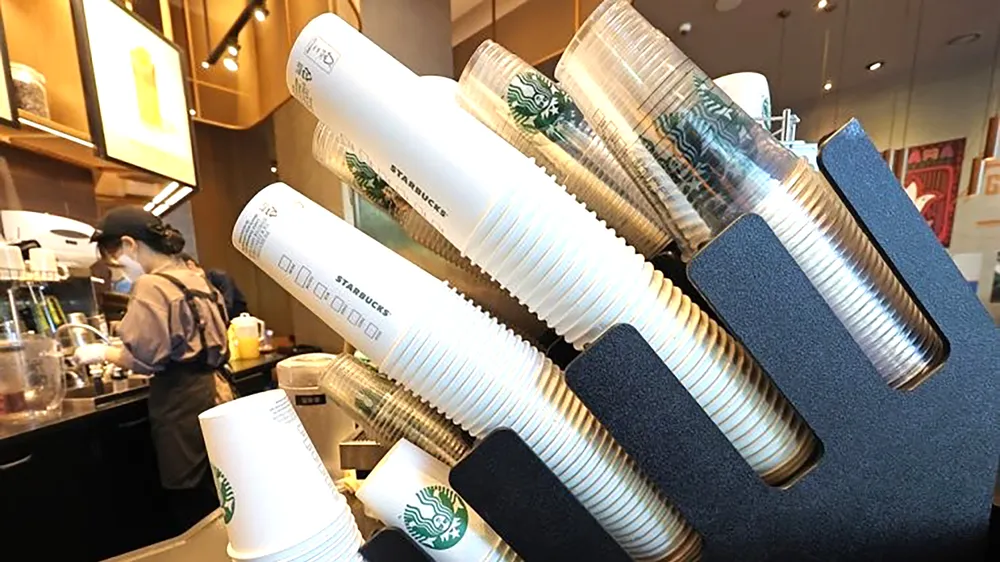 Những chiếc cốc nhựa dùng một lần trong quán cà phê Starbucks ở Seoul. Ảnh: Yonhap