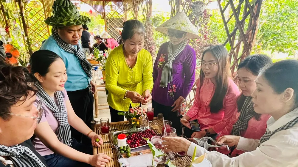 Du khách tìm hiểu cách chế biến trái si rô tại hộ Mười Giạ ấp Thiềng Liềng, Xã Thạnh An, huyện Cần Giờ