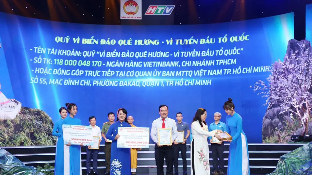 Đại diện Saigon Co.op ủng hộ Quỹ “Vì biển đảo quê hương - Vì tuyến đầu Tổ quốc”
