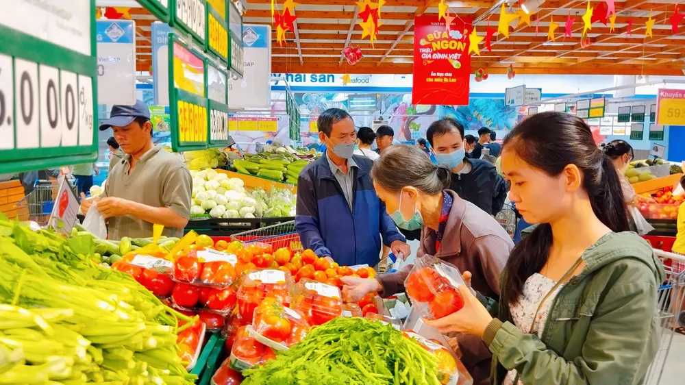 Người tiêu dùng mua hàng khuyến mãi từ chương trình "Ngôi sao hàng Việt"