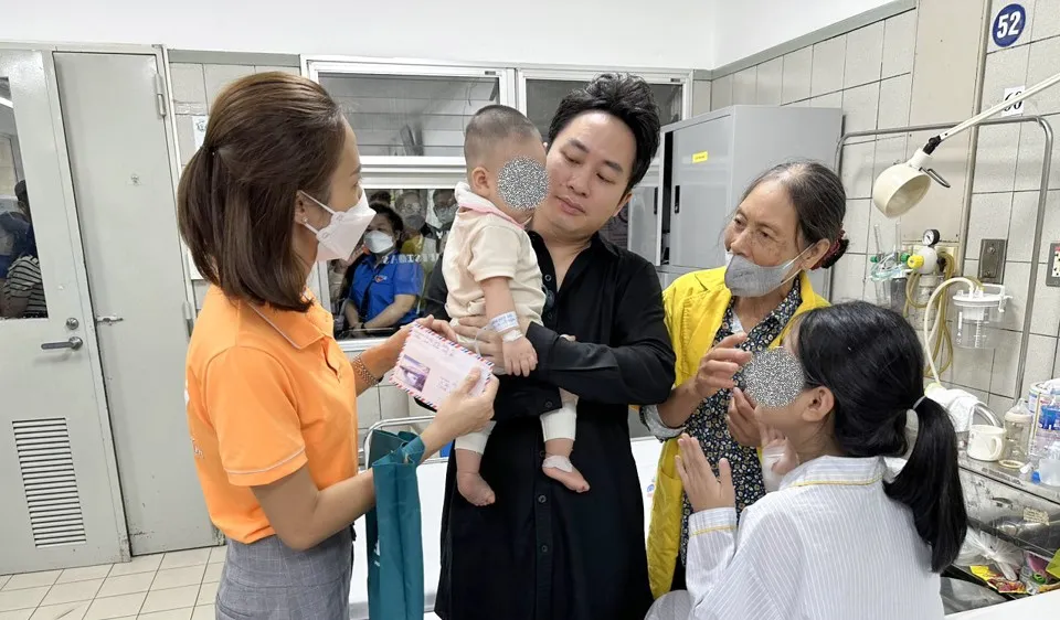 Sáng 15-9, ca sĩ Tùng Dương vào Bệnh viện Bạch Mai trực tiếp thăm hỏi 25 nạn nhân đang điều trị sau vụ hỏa hoạn.