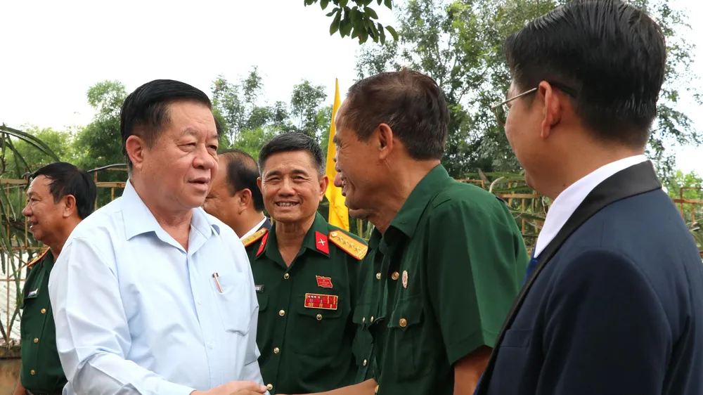 Đồng chí Nguyễn Trọng Nghĩa, Bí thư Trung ương Đảng, Trưởng Ban Tuyên giáo Trung ương, thăm hỏi cựu chiến binh tỉnh Bình Phước vào ngày 10-8-2023. Ảnh: CTV
