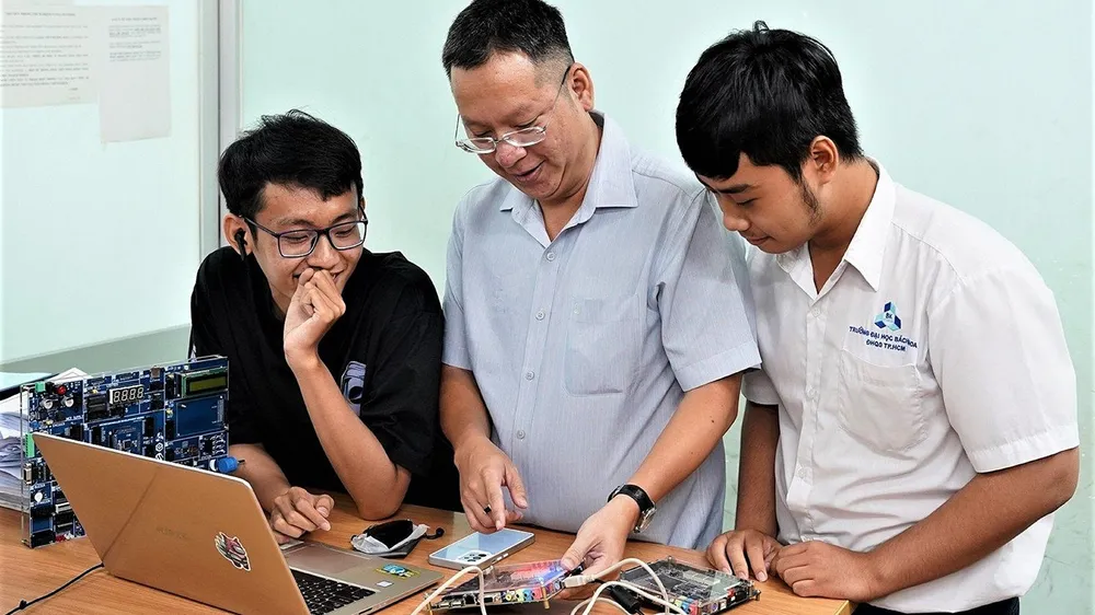 Tăng đào tạo nhân lực cho ngành công nghệ vi mạch