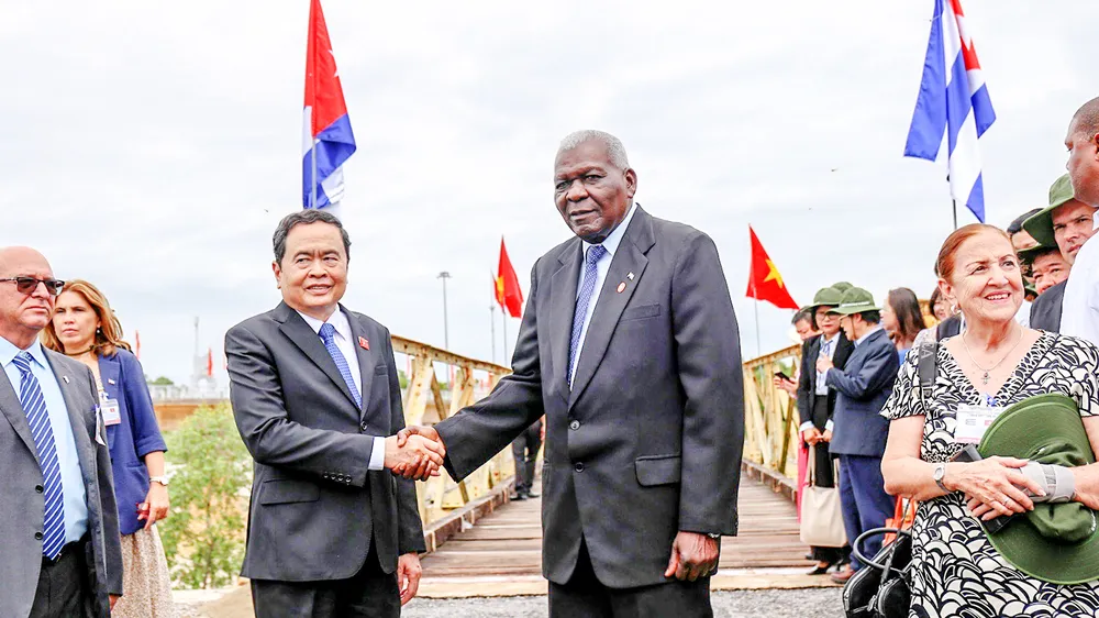 Phó Chủ tịch Thường trực Quốc hội Việt Nam Trần Thanh Mẫn và Chủ tịch Quốc hội Cuba Esteban Lazo Hernández bên cầu Hiền Lương