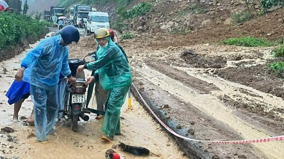 Mưa lớn ở nhiều nơi, giao thông tê liệt, 2 người mất tích