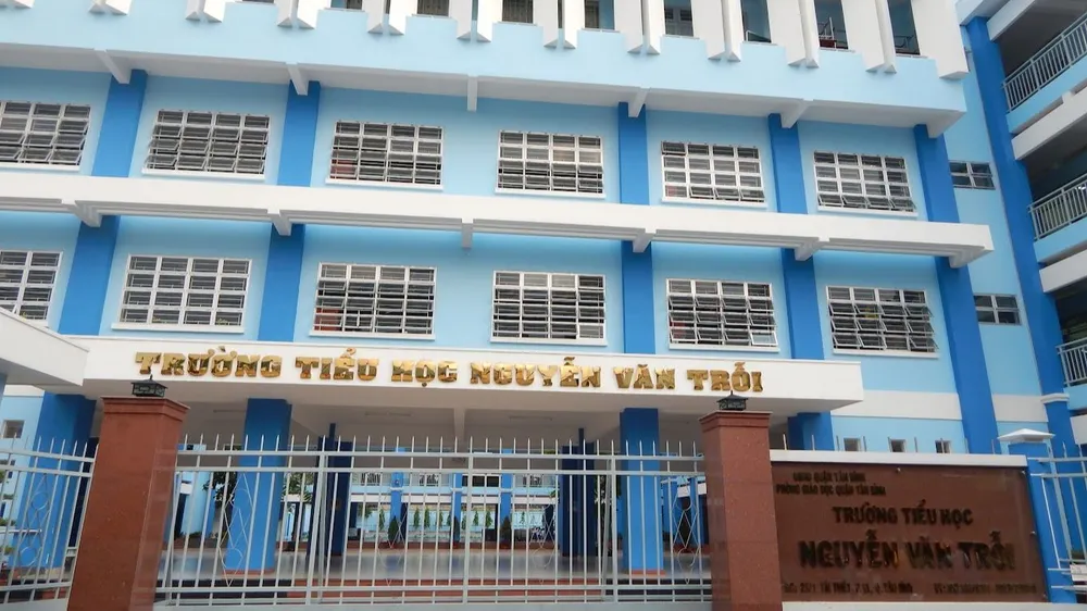 Kỷ luật cảnh cáo cô giáo đánh gãy xương ngón tay học sinh 