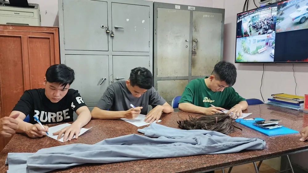 Tiền Giang: Bắt 3 thanh niên quay clip chạy xe một bánh, "bốc đầu" đăng mạng xã hội