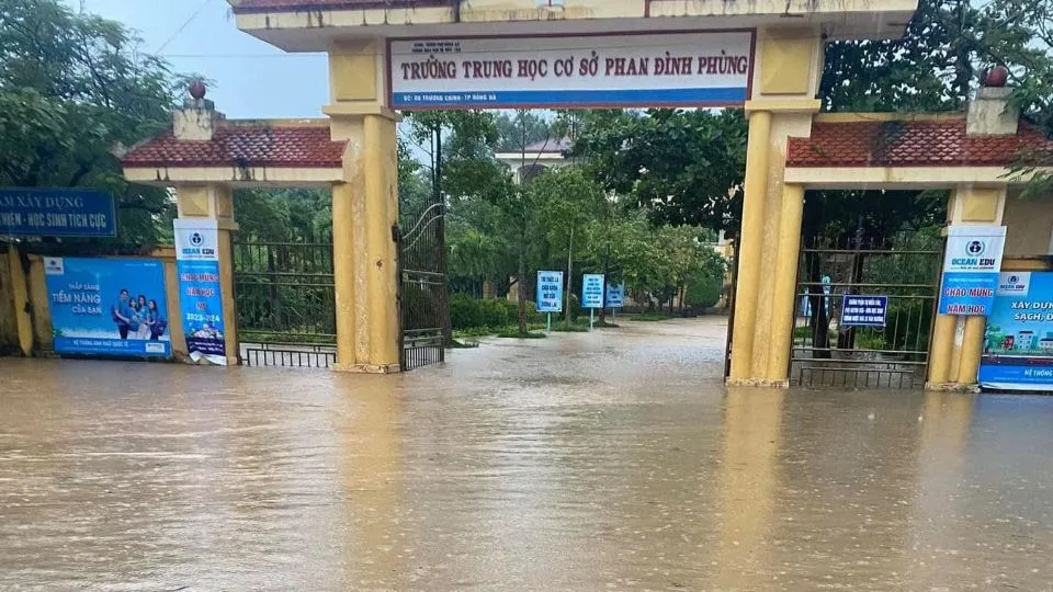 Trường THCS Phan Đình Phùng bị ngập sâu