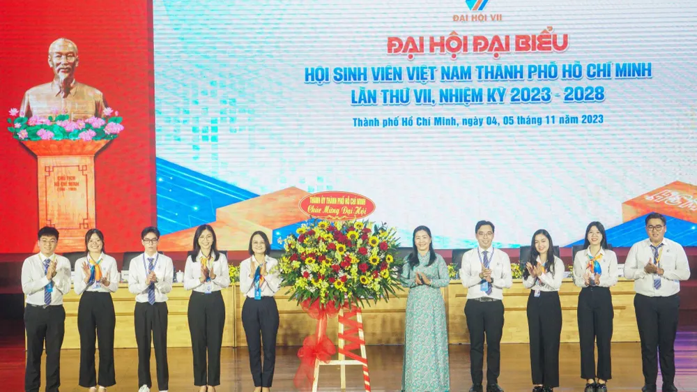 Thành ủy TPHCM tặng hoa chúc mừng đại hội. Ảnh: CHÍ THẠCH