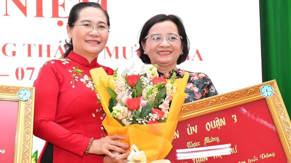 Trao Huy hiệu Đảng đến 21 đảng viên phường Võ Thị Sáu, quận 3