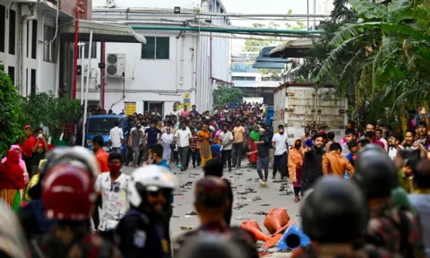Công nhân may mặc ở Bangladesh yêu cầu tăng lương
