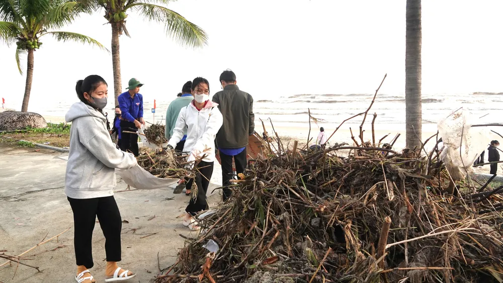 2.000 thanh niên Đà Nẵng dọn rác bãi biển sau mưa lũ