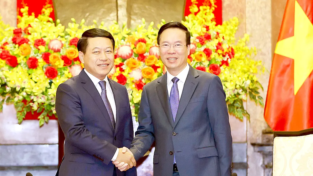 Chủ tịch nước Võ Văn thưởng tiếp Phó Thủ tướng, Bộ trưởng Ngoại giao Lào Saleumxay Kommasith. Ảnh: QUANG PHÚC