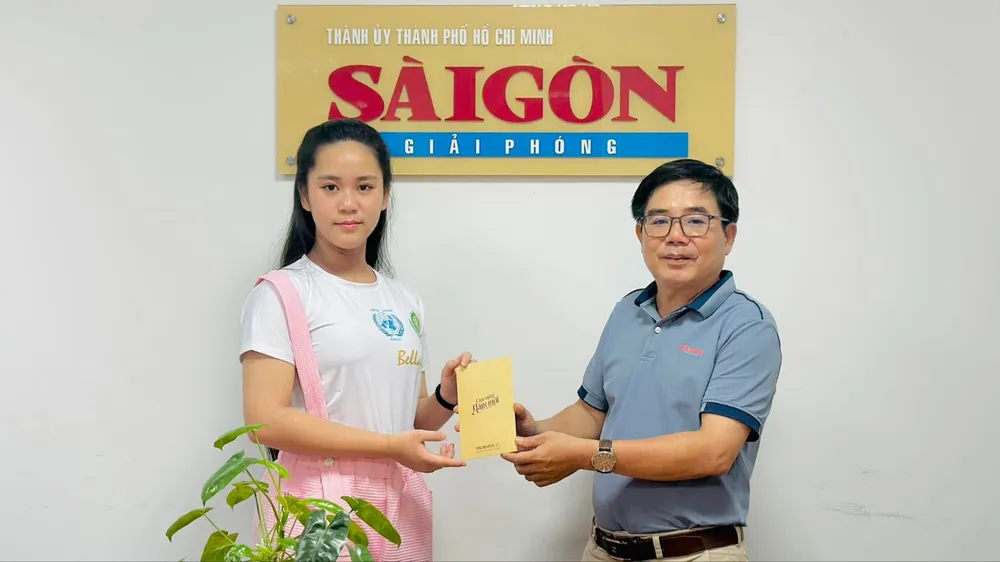Hoa hậu - ca sĩ Bella Vũ trao chi phí ủng hộ chương trình VietNam Stronger