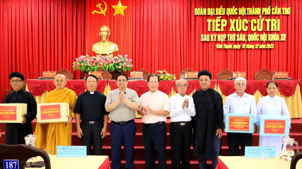 Thủ tướng Phạm Minh Chính tặng quà cho đại diện các tôn giáo tại buổi tiếp xúc cử tri