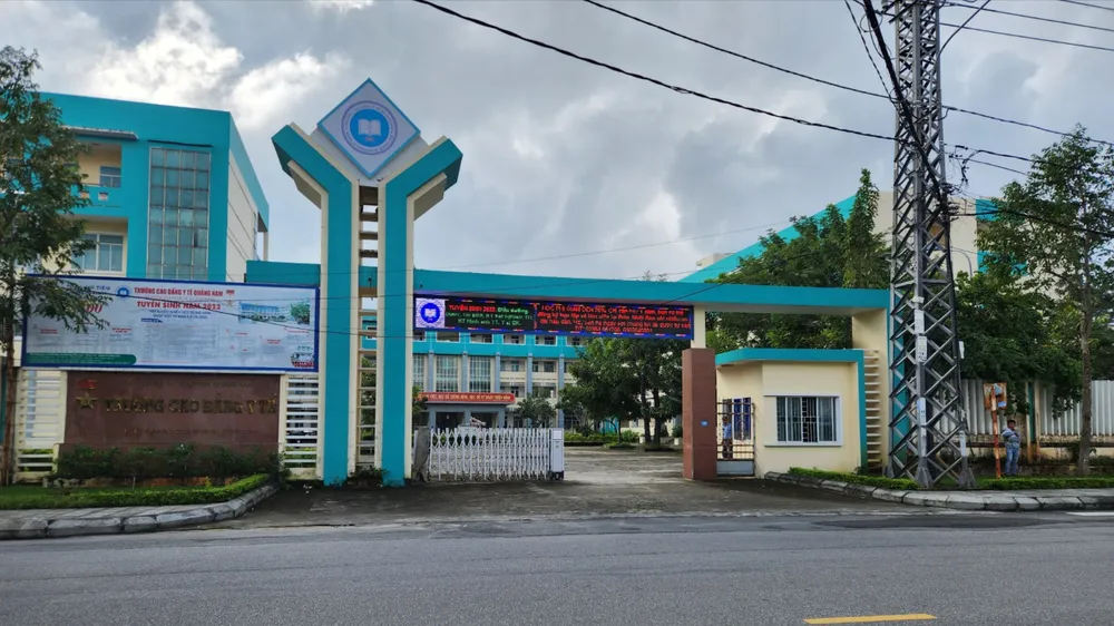 Bị nợ lương 6 tháng, cán bộ, giảng viên Trường CĐ Y tế Quảng Nam ngừng việc tập thể