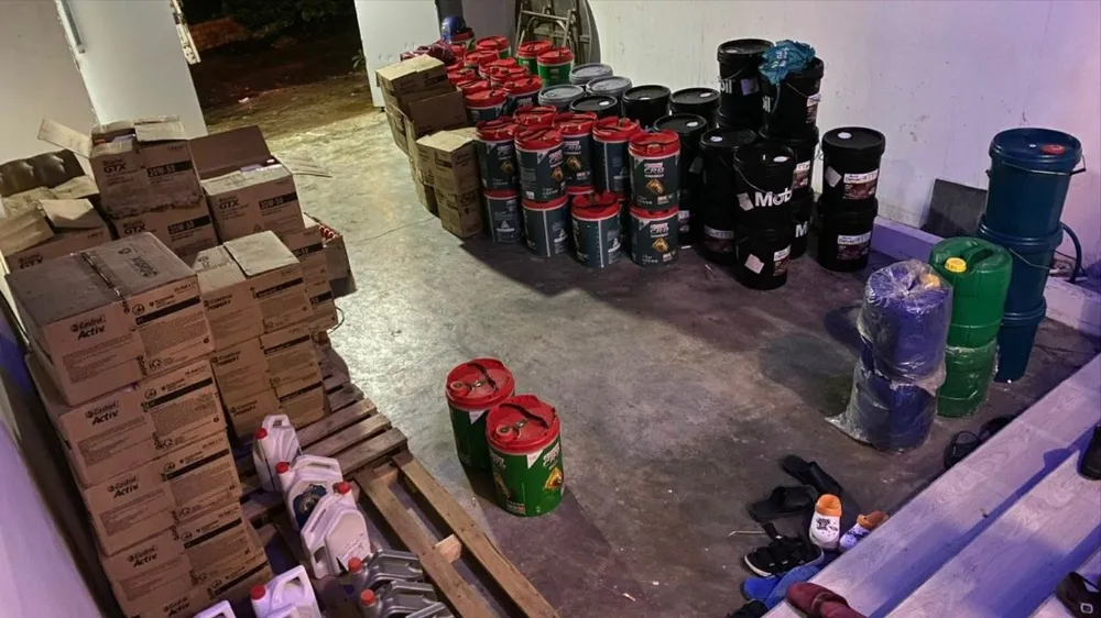 2 đối tượng buôn bán hàng ngàn can dầu nhớt giả