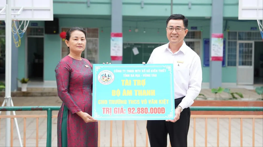 Công ty XSKT Bà Rịa-Vũng Tàu trao tặng bộ âm thanh cho Trường THCS Võ Văn Kiệt (Vũng Tàu)