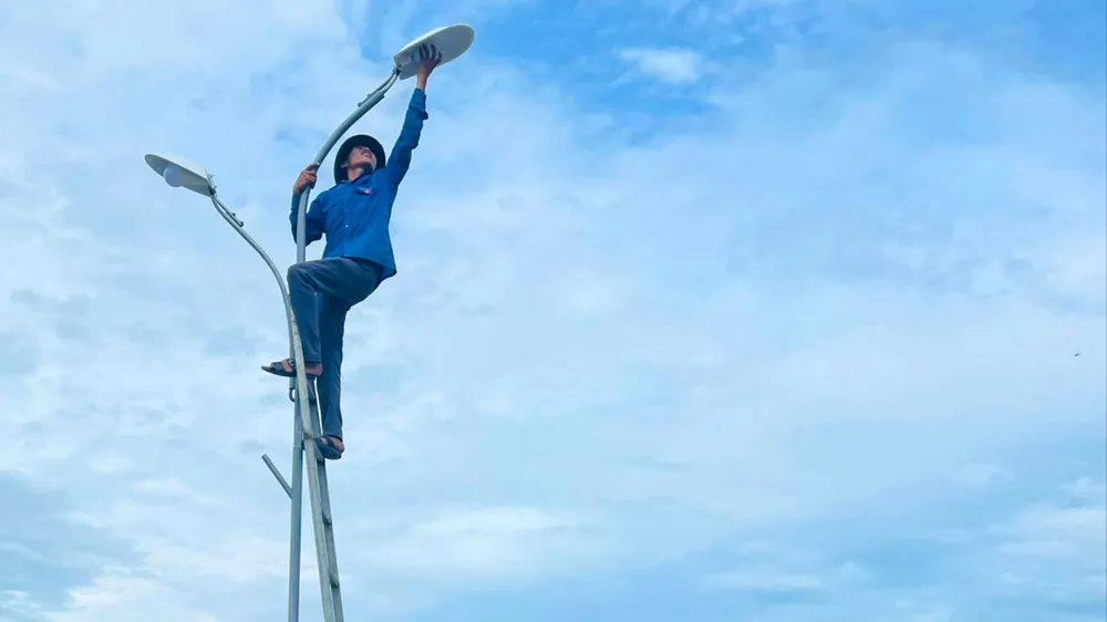 Đường điện thanh niên thắp sáng làng quê