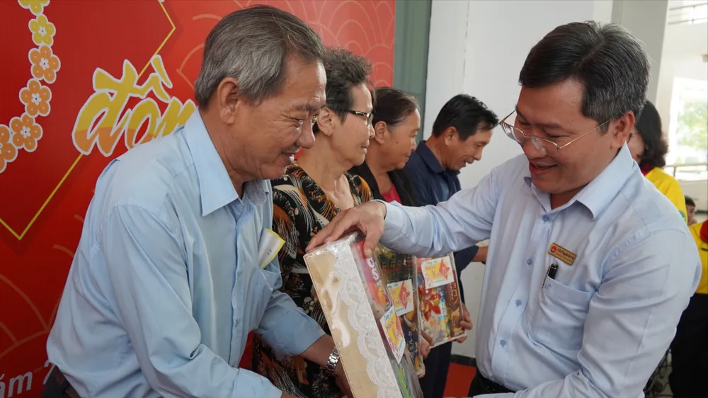 Học viện Cán bộ TPHCM đem phiên chợ Xuân 0 đồng đến người khó khăn