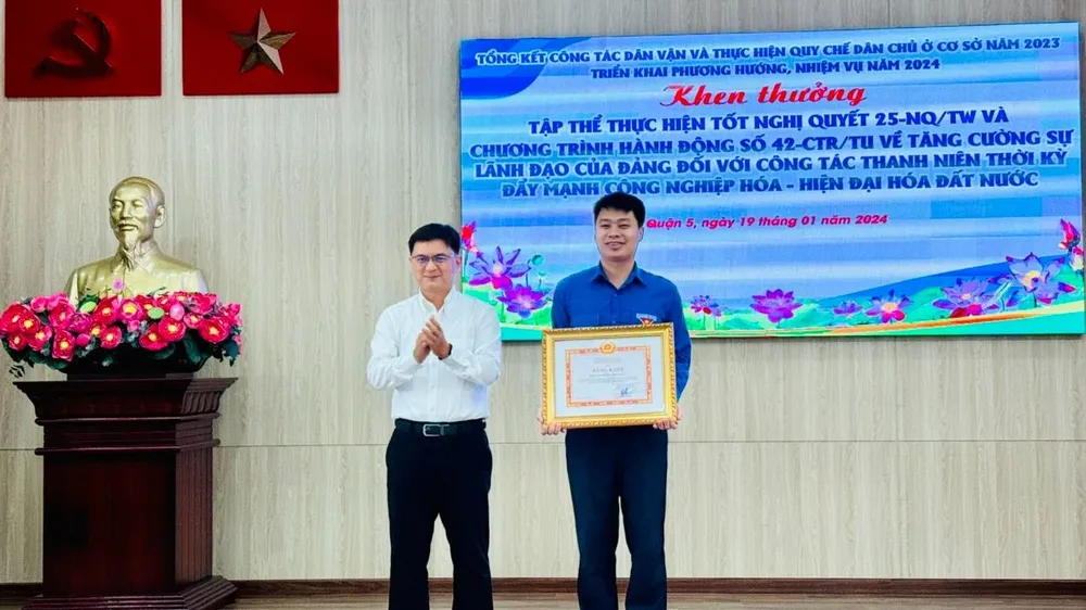 Trưởng Ban Dân vận Thành ủy TPHCM Nguyễn Mạnh Cường trao bằng khen cho Ban Thường vụ Quận Đoàn quận 5