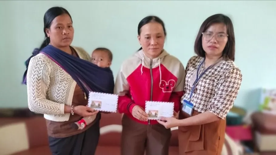 Bạn đọc Báo SGGP mang quà tết đến với 2 cháu bé tật nguyền 
