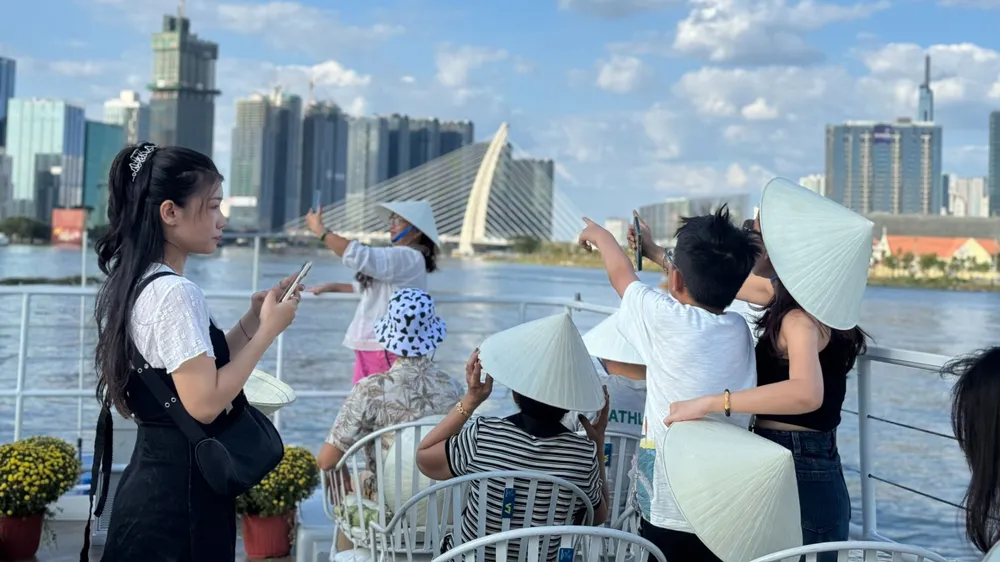 Du khách trải nghiệm du lịch sông Sài Gòn trên tàu hai tầng Saigon WaterGo