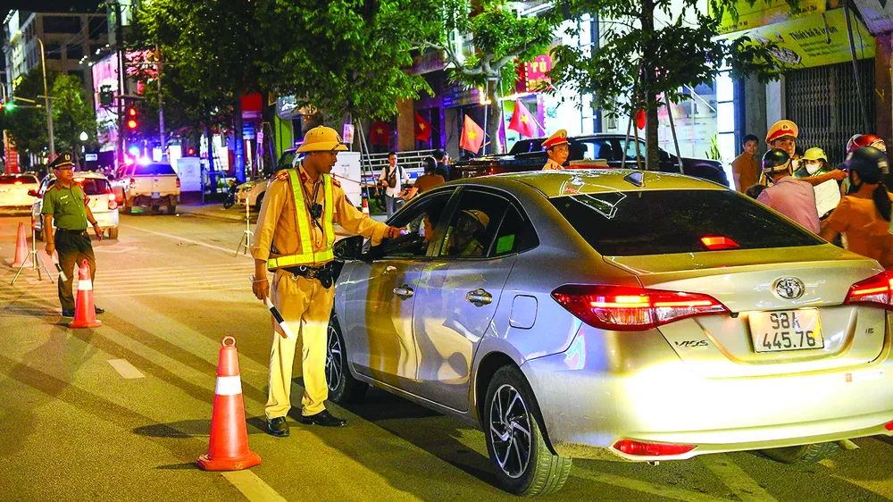 Lực lượng chức năng kiểm tra nồng độ cồn tại Hà Nội. Ảnh: GIA KHÁNH