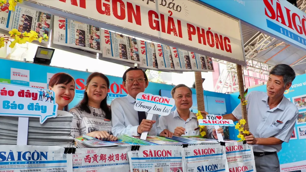 Đông đảo bạn đọc tham quan, tìm hiểu gian trưng bày Báo Sài Gòn Giải Phóng