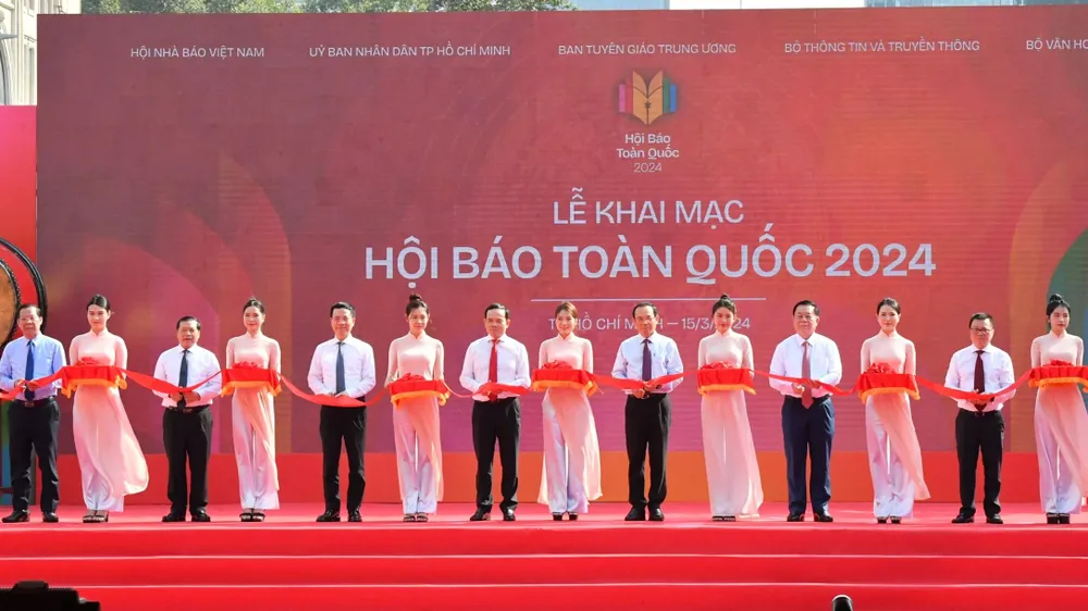 Bí thư Thành ủy TPHCM Nguyễn Văn Nên cùng các đại biểu cắt băng khai mạc Hội Báo toàn quốc năm 2024. Ảnh VIỆT DŨNG